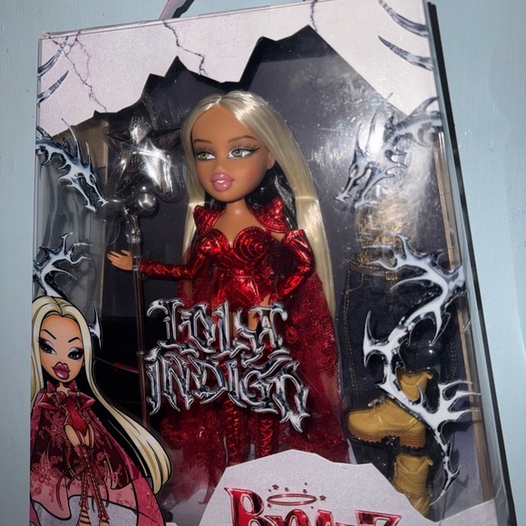 Bratz Lola Indigo
released exclusively in Spain
Doll in Sparkling Red Outfit - Picture 2 of 8